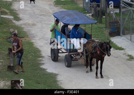 Les hommes Vente de pain sur un chemin de terre passe si la plage village de Playa Larga sur l'île de Cuba Banque D'Images