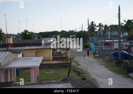 Un chemin de terre passe si la plage village de Playa Larga sur l'île de Cuba Banque D'Images