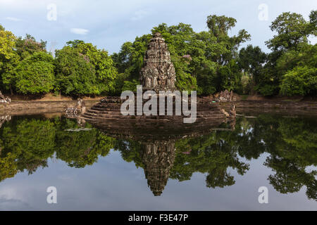 Les ruines de Neak Pean Temple bouddhiste au parc historique d'Angkor, Siem Ream, Cambodge. Banque D'Images