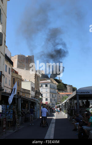 Corse,Bonifacio un feu dans la vieille ville historique Banque D'Images