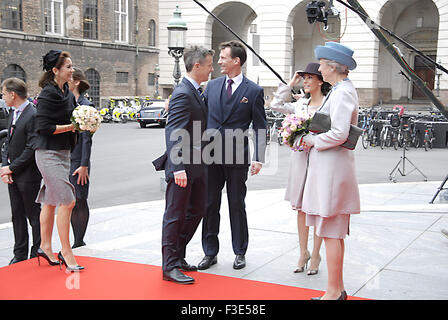 Copenhague, Danemark. 6 octobre, 2015. Session d'ouverture du parlement danois parlements nouveau président M.Pia Kjærsgaard ancien chef du parti du peuple danois et Mme Helle Thorning-Svhmidt vice-président du Parlement européen et ancien premier ministre du Danemark et d'autres membres de la famille royale danoise HMthe bienvenue la reine Margrethe II le Prince Henrik promenades avec prend en charge le prince Frederiksen et la princesse Mary prince jacohim et marie prince et Princesse benedikt à christiansbborg aujourd'hui au premier mardi du mois d'octobre Source : Francis Dean/Alamy Live News Banque D'Images