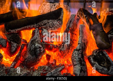 Barbecue charbons chauds feu braises Banque D'Images
