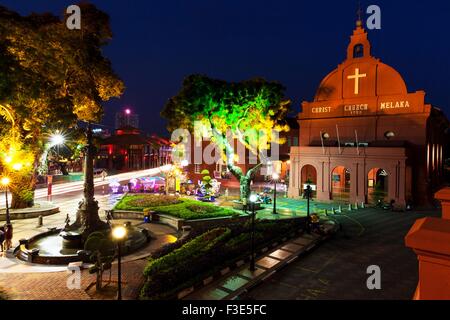 Malacca, Malaisie - 09 août 2014 : vue de la nuit de l'Église du Christ et de la Dutch Square le 09 août 2014, Malacca, Malaisie. Banque D'Images