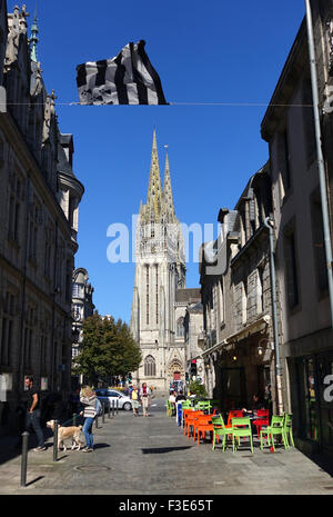 Quimper, France. Sep 30, 2015. La cathédrale de Quimper, la cathédrale de Saint-Corentin, dans la vieille ville de Quimper, France, le 30 septembre 2015. Le drapeau de la Bretagne ondule au-dessus de la rue. Photo : Jens Kalaene - PAS DE SERVICE DE FIL-/dpa/Alamy Live News Banque D'Images