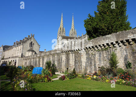 Quimper, France. Sep 30, 2015. La cathédrale de Quimper, la cathédrale Saint-Corentin de Quimper, en, France, le 30 septembre 2015. Photo : Jens Kalaene - PAS DE SERVICE DE FIL-/dpa/Alamy Live News Banque D'Images