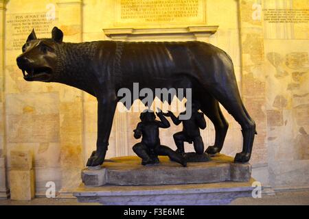 Statue d'une louve avec Romulus et Remus dans le musée du Capitole, Rome Italie Banque D'Images