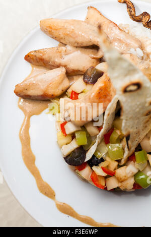 Plat chinois ; poulet aux poivrons, petits pois et prends avec fried pie en haut Banque D'Images