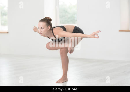 Portrait of a young woman doing yoga exercises in gym Banque D'Images