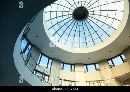 Intérieur d'un bâtiment moderne en verre circulaire avec dôme Banque D'Images