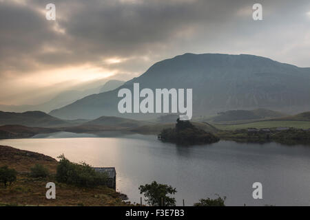 L'aube sur Cregennan les lacs et la montagne Cader Idris lointain, Gwynedd, Parc National de Snowdonia, le Nord du Pays de Galles, Royaume-Uni Banque D'Images