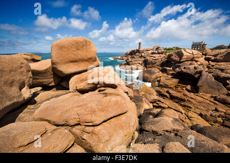 Phare de dire Ruz lighthouse rochers géants à la côte de granit rose côte de granit rose Ploumanac'h Perros Guirec Bretagne Fr Banque D'Images