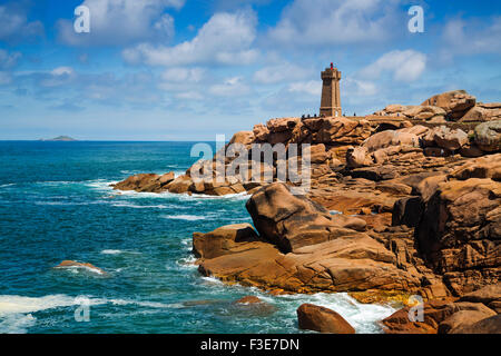 Phare de dire Ruz lighthouse rochers géants à la côte de granit rose côte de granit rose Ploumanac'h Perros Guirec Bretagne Fr Banque D'Images