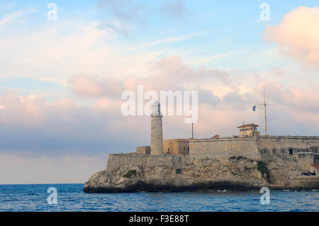 Vue de la forteresse el morro dans la baie de La Havane, Cuba, au coucher du soleil Banque D'Images