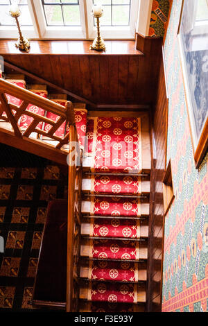L'Angleterre, Ramsgate. La Grange, maison Conçue par Augustus Pugin. Le couloir central avec escalier et rampes d'escalier sur le caractère distinctif. Banque D'Images