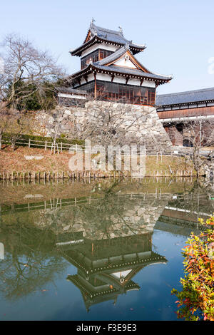 Le Japon, château Yamato-Koriyama. Otemon gatehouse, yaguramon avec tourelle, Ote Mukai en face. Ciel bleu, soleil. Reflet de tourelle dans les douves. Banque D'Images