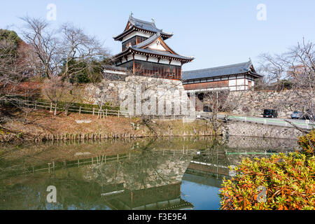 Le Japon, château Yamato-Koriyama. Otemon gatehouse, yaguramon, porte avec tourelle, watariyagura avec style, l'Ote Mukai. En face de la tourelle Ciel bleu, soleil. Banque D'Images