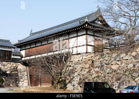 Le Japon, château de Koriyama Yamato. Entrée privée, l'Otemon gatehouse, yaguramon, porte avec tourelle, watariyagura style. Ciel bleu. L'hiver. Banque D'Images