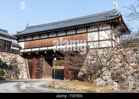 Le Japon, château de Koriyama Yamato. Entrée privée, l'Otemon gatehouse, yaguramon, porte avec tourelle, watariyagura style. Ciel bleu. L'hiver. Banque D'Images