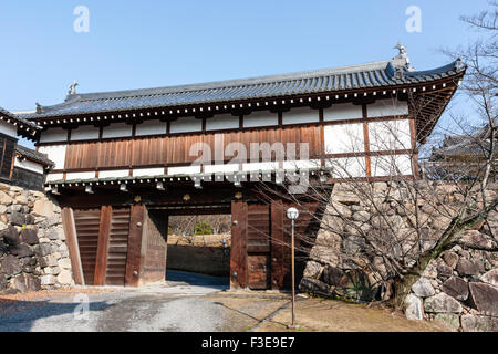 Le Japon, château de Koriyama Yamato. Entrée privée, l'Otemon gatehouse, yaguramon, porte avec tourelle, watariyagura style. Ciel bleu. L'hiver. Banque D'Images