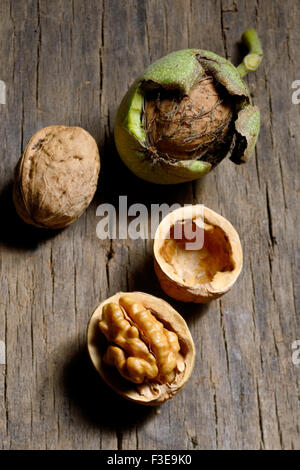Les noix sur la vieille table en bois rustique Banque D'Images