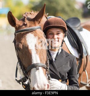 Young smiling girl rider avec son cheval Banque D'Images