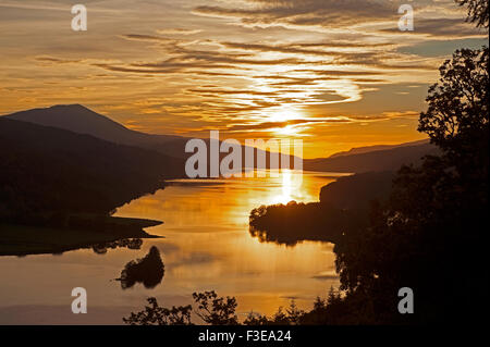 L'automne coucher du soleil sur le Loch Tummel, au Queen's View. près de Killiekrankie. Le Perthshire. 10 091. Banque D'Images