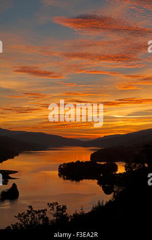 L'automne coucher du soleil sur le Loch Tummel, au Queen's View. près de Killiekrankie. Le Perthshire. 10 094. Banque D'Images