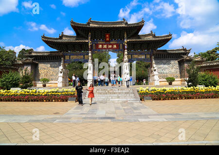 Porte traditionnelle chinoise en Chine, Jianshui. Banque D'Images