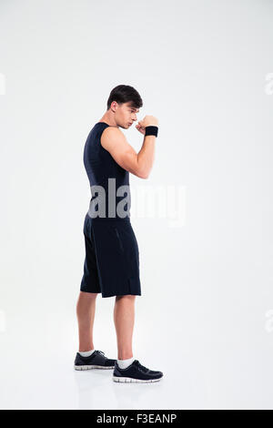 Portrait de jeune homme boxing isolé sur fond blanc Banque D'Images