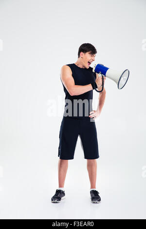 Portrait d'un homme remise en forme de haut-parleur en criant isolé sur fond blanc Banque D'Images