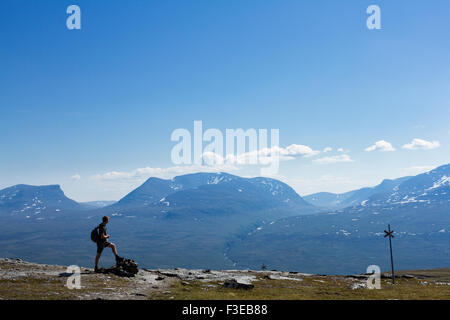 Randonneur donne sur Abisko National Park, en Suède à partir du haut de la montagne. Banque D'Images