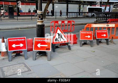 Londres, Angleterre, Royaume-Uni. Confusion / signes contradictoires pour les piétons aux travaux routiers Banque D'Images