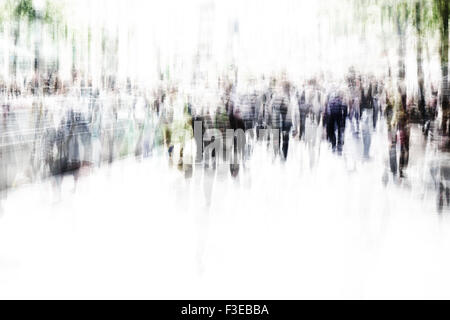 Méconnaissable foule de gens marchant dans zone piétonne avec motion blur Banque D'Images