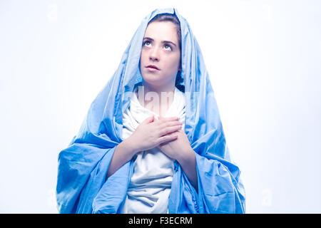 Vierge Marie avec voile bleu priant sur fond blanc Banque D'Images