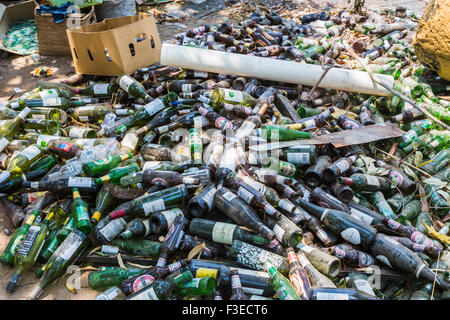 Tas de bière vide poussiéreux et des bouteilles de vin à l'atelier du commerce créatif Katundu, Likoma Island, le lac Malawi, Malawi, Afrique du sud-est, pour recyclage Banque D'Images