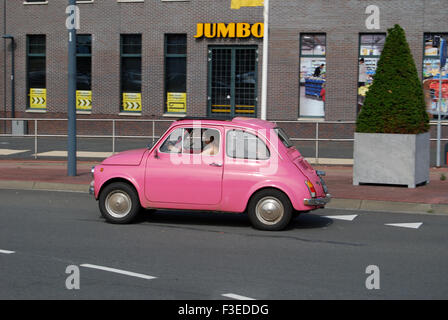 Fiat 500 classique rose en mouvement Banque D'Images