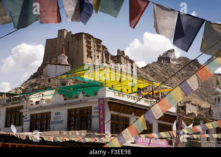 L'Inde, le Jammu-et-Cachemire, Ladakh, Leh, Vieille Ville, Main Bazaar, Palace vu à travers les drapeaux de prières bouddhistes Banque D'Images