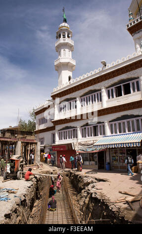 L'Inde, le Jammu-et-Cachemire, Ladakh, Leh, Vieille Ville, le progrès, de nouvelles canalisations d'être construit en face de Jamia Masjid Banque D'Images