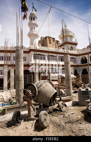 L'Inde, le Jammu-et-Cachemire, Ladakh, Leh, Vieille Ville, le progrès, site de construction en face de Jamia Masjid Banque D'Images