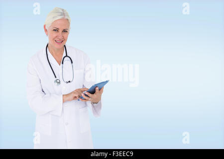 Portrait of female doctor en utilisant l'ordinateur de table Banque D'Images