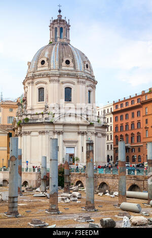 Vue extérieure de l'église Santa Maria di Loreto à Rome, Italie Banque D'Images