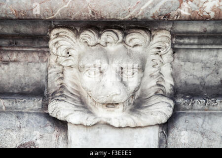 Tête de Lion sculpture, décoration de fontaine en Italie, Roma. La Piazza della Rotonda. Fontana del Pantheon Banque D'Images