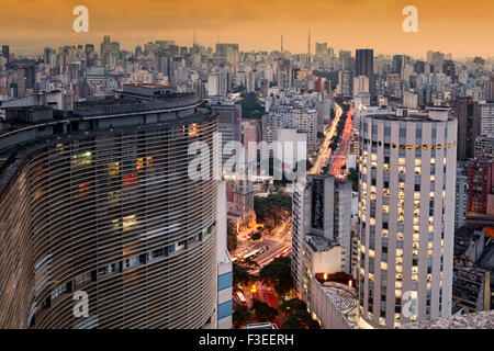 Vue sur la ville de Sao Paulo avec trafic et pollution du Terraco Italia avec Edificio Copan de Niemeyer dans le bâtiment incurvé en premier plan Banque D'Images