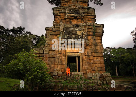 Le moine bouddhiste aux temples de Prasat Suor Prat & Kleangs. Angkor Thom. Édifice de grès rectangulaire placé en face de la Terrasse Banque D'Images