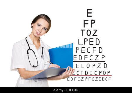 Médecin enregistrer les résultats d'un test de la vue Banque D'Images