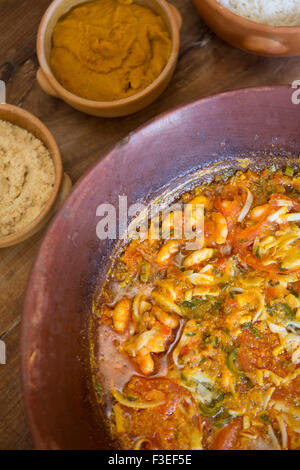 Brésil, Bahia. Moqueca - un ragoût de poissons ou de crevettes, d'huile de palme de dende, de lait de coco, de tomate, d'oignon et de coriandre. Servi avec de la pâte vatapa et des condiments Banque D'Images