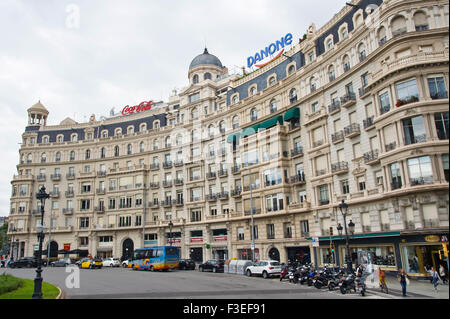 L'extérieur des appartements modernes avec un balcon au-dessus de boutiques à Barcelone Catalogne Espagne ES Banque D'Images