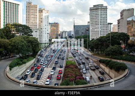 SAO PAULO, BRÉSIL - le 28 juin 2013 : Sao Paulo la circulation du centre-ville durant les heures de pointe Banque D'Images