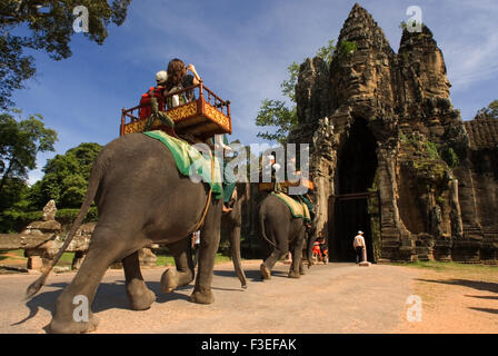 Des promenades en éléphant à l'entrée d'Angkor Thom. Angkor Thom Angkor (Big) est a 3km2 de douves et murs ville royale et fut le dernier c Banque D'Images