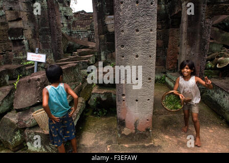 Enfants jouant à l'intérieur du temple Preah Khan. En 1191, cinq ans après la construction de Ta Prohm, ce temple dédié au roi Banque D'Images